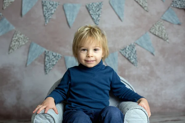 Lindo Niño Rubio Niño Sentado Sillón Bebé Leyendo Libro Sosteniendo — Foto de Stock