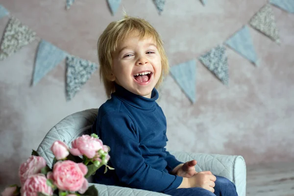 Schattig Blond Peuter Kind Jongen Zitten Kleine Baby Fauteuil Het — Stockfoto