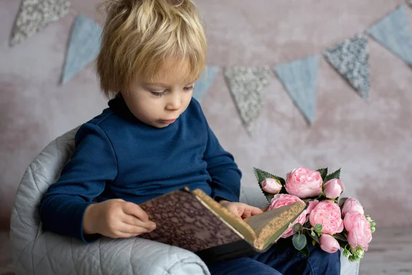 Şirin Sarışın Çocuk Çocuk Küçük Bebek Koltuğunda Oturuyor Kitap Okuyor — Stok fotoğraf