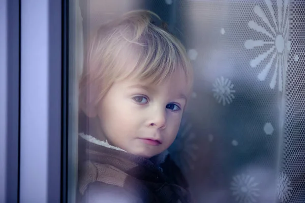 Petit Garçon Tout Petit Assis Derrière Fenêtre Regardant Dehors — Photo