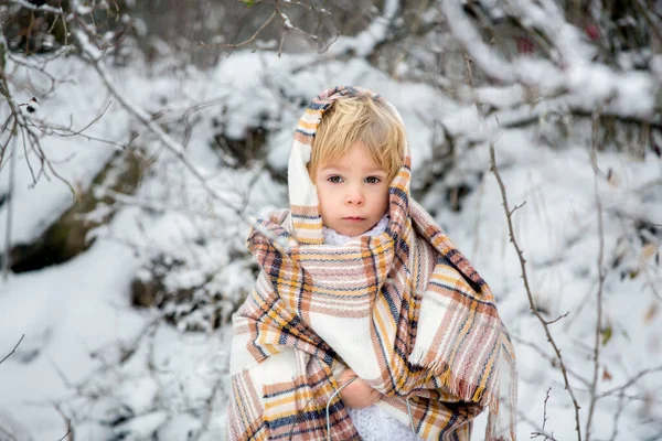 Schönes Blondes Kleinkind Junge Mit Weißem Strickanzug Mit Laterne Schnee — Stockfoto