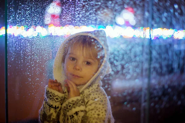 Küçük Bir Çocuk Küçük Bir Çocuk Pencerenin Arkasında Duruyor Dışarıda — Stok fotoğraf