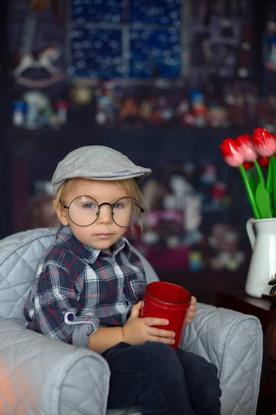 Söta Småbarn Pojke Bära Glasögon Läsa Bok Och Dricka Med — Stockfoto