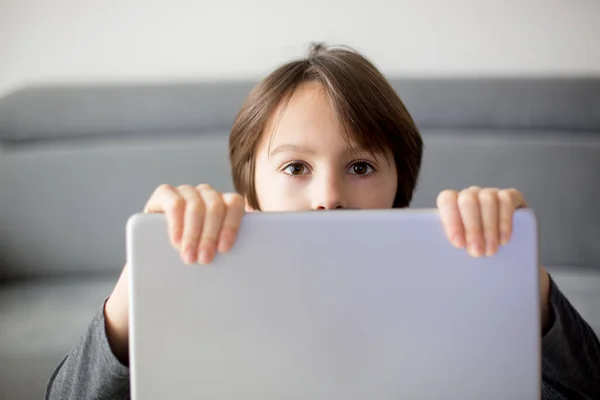 Kleuterkind Verschuilen Achter Notebook Online Onderwijs Spelletjes Plezier Voor Kind — Stockfoto