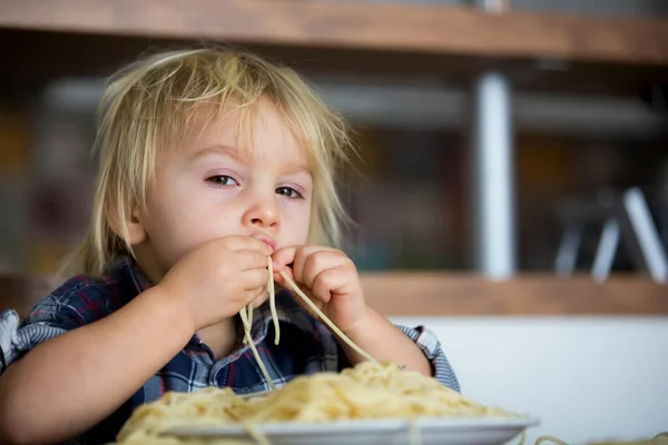 小男孩 蹒跚学步的孩子 午餐吃意大利面 和喂养泰迪熊的朋友 桌上放着意大利面和西红柿的锅 — 图库照片