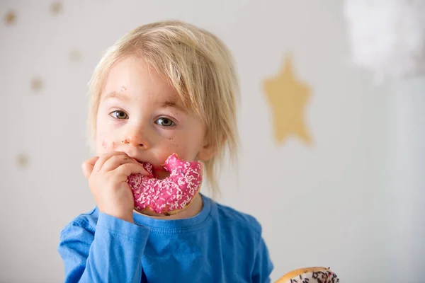 Schattig Zoet Blond Kind Spelen Eten Donuts Thuis — Stockfoto