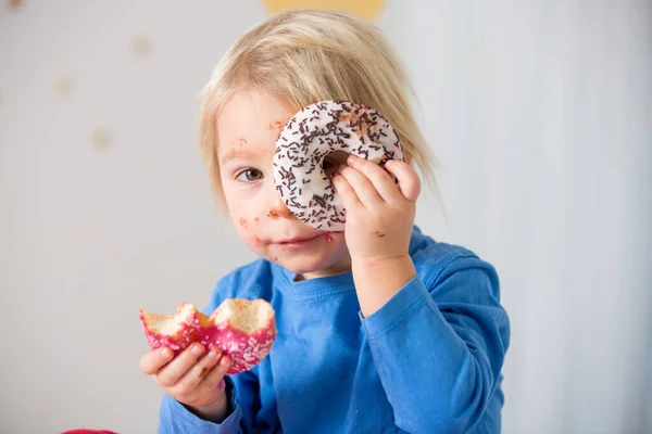 Schattig Zoet Blond Kind Spelen Eten Donuts Thuis — Stockfoto