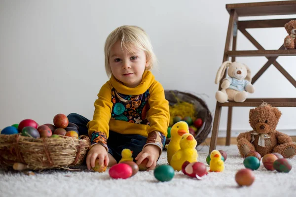 幼児の子供 ブロンドの男の子イースターエッグで遊んでいます 子供たちは家で卵や雛と遊ぶ — ストック写真