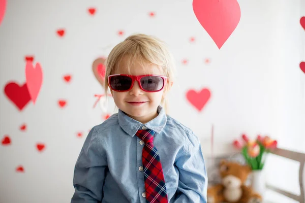 Niedliche Blonde Kleinkind Junge Hält Herz Spielzeug Und Spielt Mit — Stockfoto