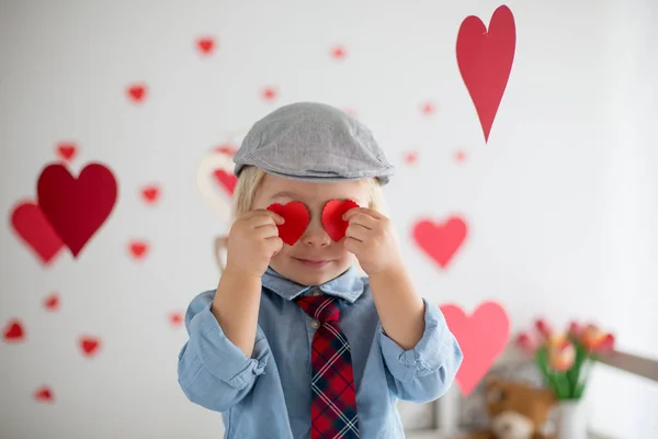 Симпатичный Блондинка Мальчик Держа Сердце Игрушки Играть Сердцами Валентина Valentine — стоковое фото