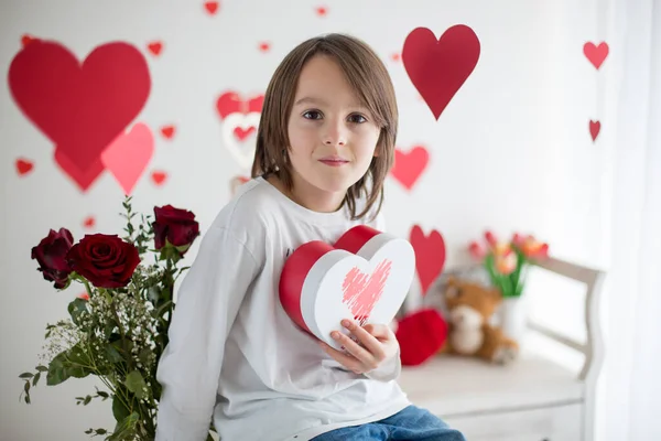 Χαριτωμένο Μακρυμάλλης Αγόρι Σχολείο Κρατώντας Κουτί Καρδιά Και Κόκκινα Τριαντάφυλλα — Φωτογραφία Αρχείου
