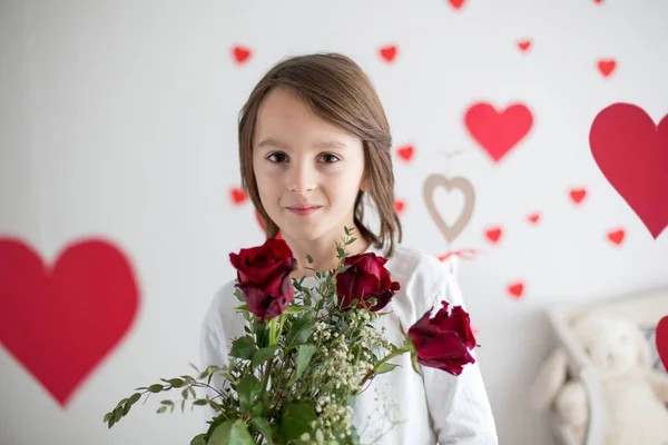 Netter Langhaariger Schuljunge Mit Herzschachtel Und Roten Rosen Zum Valentinstag — Stockfoto