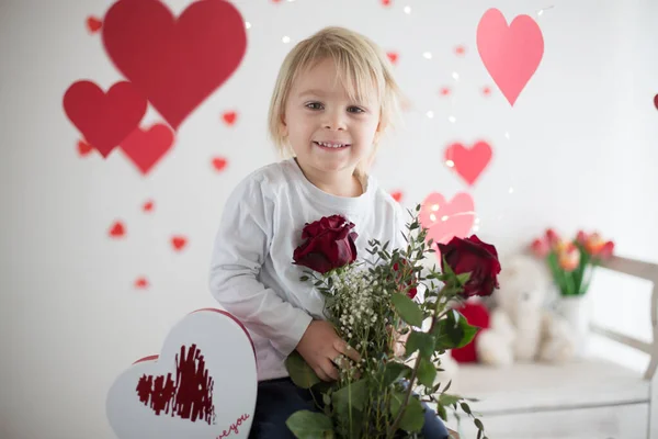 Niedliche Blonde Kleinkind Junge Hält Schachtel Herzform Und Rosen Blumen — Stockfoto