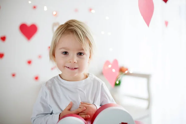 Sevimli Sarışın Çocuk Kalp Şeklinde Bir Kutu Tutuyor Güller Açıyor — Stok fotoğraf