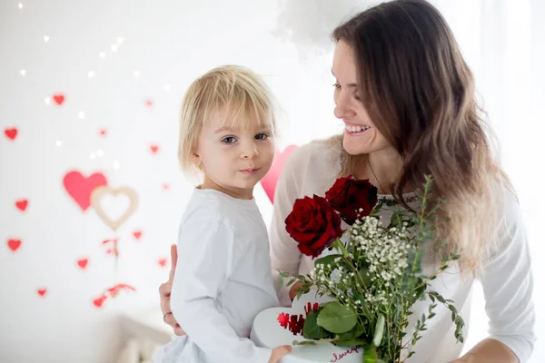 Bonito Menino Criança Loira Segurando Caixa Forma Coração Flores Dando — Fotografia de Stock