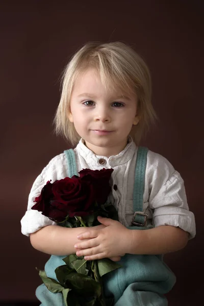 Beau Petit Garçon Tenant Des Roses Rouges Comme Cadeau Pour — Photo