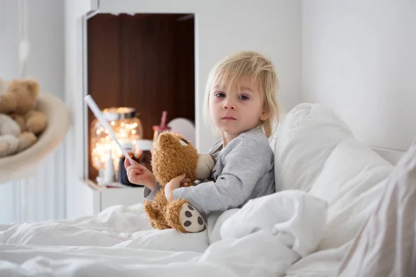 Enfant Malade Tout Petit Garçon Couché Lit Avec Fièvre Reposant — Photo