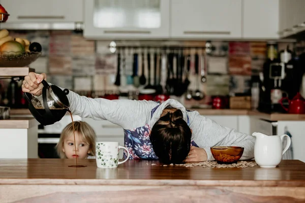 Mãe Cansada Tentar Servir Café Manhã Mulher Deitada Mesa Cozinha — Fotografia de Stock