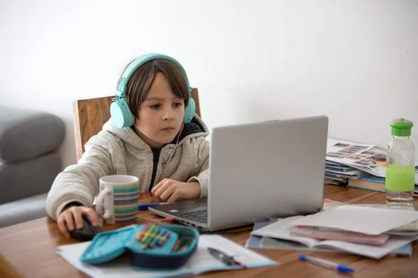 Skolbarn Sitter Vid Bordet Med Laptop Skriver Skoluppgifter Medan Hemundervisning — Stockfoto