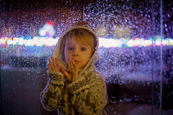 Petit Enfant Tout Petit Garçon Debout Derrière Fenêtre Avec Des — Photo