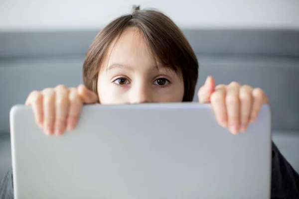 Kleuterkind Verschuilen Achter Notebook Online Onderwijs Spelletjes Plezier Voor Kind — Stockfoto