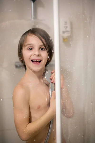 Preteen Menino Tomando Banho Criança Feliz Lavagem — Fotografia de Stock