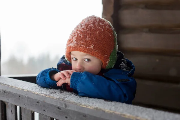 Krásné Batole Dítě Blonďatý Chlapec Roztomilým Kloboukem Hraní Sněhu Zimní — Stock fotografie