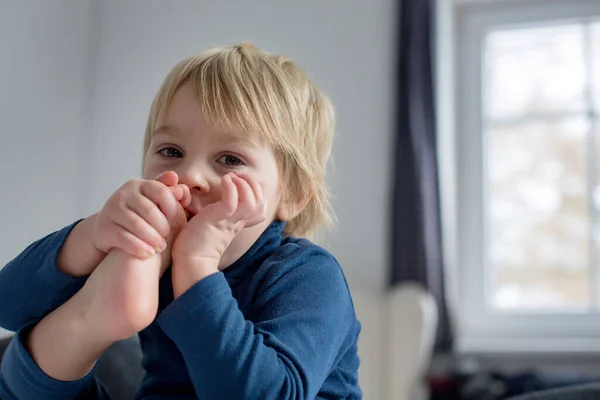 Lindo Niño Rubio Chupándose Pulgar Del Pie Haciendo Caras Graciosas — Foto de Stock