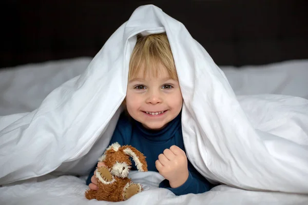 Χαριτωμένο Παιδί Ξαπλωμένο Στο Κρεβάτι Παίζοντας Μικρά Πράγματα Παιχνίδι Χαμογελώντας — Φωτογραφία Αρχείου