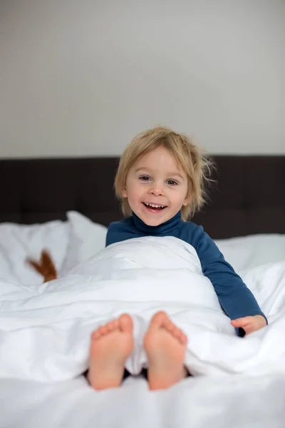 Χαριτωμένο Παιδί Ξαπλωμένο Στο Κρεβάτι Παίζοντας Μικρά Πράγματα Παιχνίδι Χαμογελώντας — Φωτογραφία Αρχείου