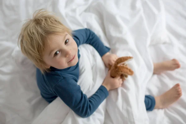 Criança Bonita Deitada Cama Brincando Com Coisas Pequenas Brinquedo Sorrindo — Fotografia de Stock