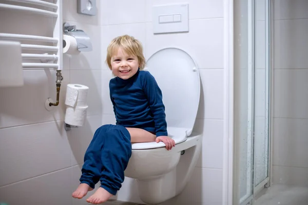 かわいい幼児の男の子 トイレに座って笑顔 — ストック写真