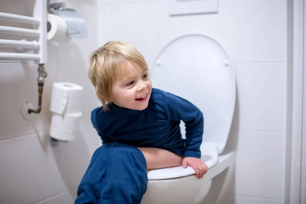 かわいい幼児の男の子 トイレに座って笑顔 — ストック写真