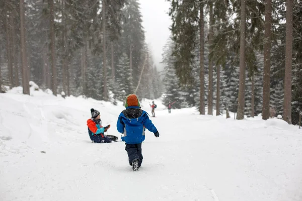 Söta Barn Leker Snön Vinter — Stockfoto