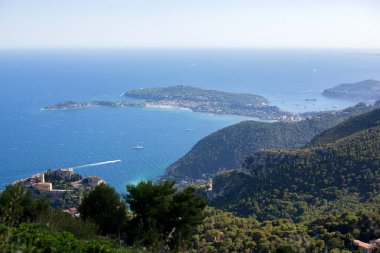 Çocuklar, erkek kardeşler, dağın tepesinden Fransız Rivierası 'nın manzarasına bakıyorlar.