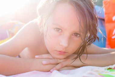 Tatlı çocuk, ergen çocuk, yaz mevsiminde gün batımında Fransa 'da plajda yatıyor.