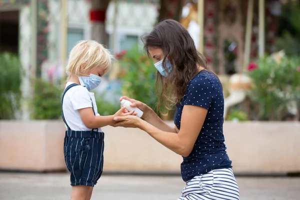 Mutter Und Kind Junge Und Mutter Tragen Masken Und Desinfizieren — Stockfoto