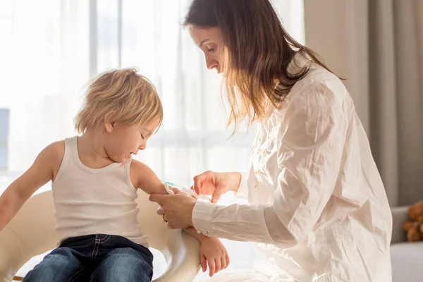 Bambino Piccolo Ragazzo Biondo Farsi Iniettare Nella Sala Consultazione Dalla — Foto Stock