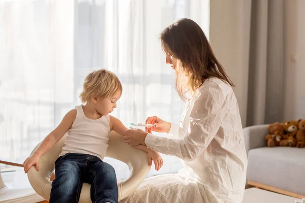 Bambino Piccolo Ragazzo Biondo Farsi Iniettare Nella Sala Consultazione Dalla — Foto Stock