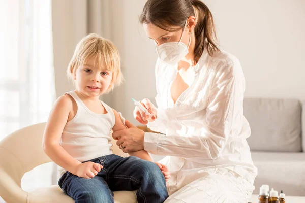 Lille Barn Blond Dreng Får Injektion Konsulentrummet Fra Pædiatri Årlig - Stock-foto