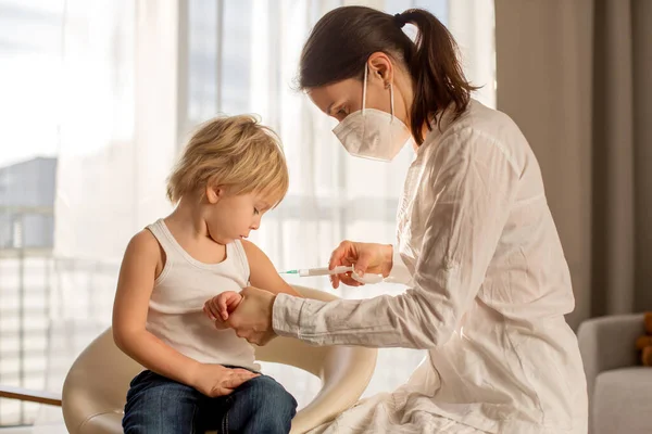 Kleines Kleinkind Blonder Junge Bekommt Spritze Sprechzimmer Vom Kinderarzt Jährliche — Stockfoto