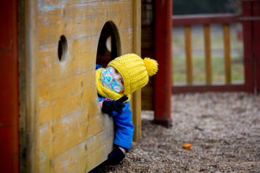 Küçük çocuk, çocuk, Covid salgını sırasında yürürken tıbbi maske takıyor.