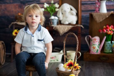 Küçük tatlı sarışın çocuk, stüdyoda paskalya süslemesi olan çocuk.