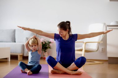 Anne ve çocuklar, Coronavirus sırasında evde egzersiz yaparken, insanlar evde jimnastik yaparken, spor merkezleri kapalıyken,