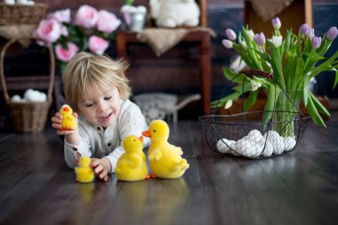 Küçük tatlı sarışın çocuk, stüdyoda paskalya süslemesi olan çocuk.