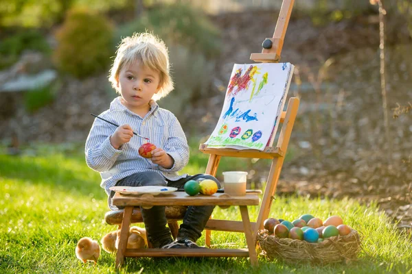 甘い幼児の子供 日没時に彼の周りを走っている小さな雛と庭で卵を描く — ストック写真