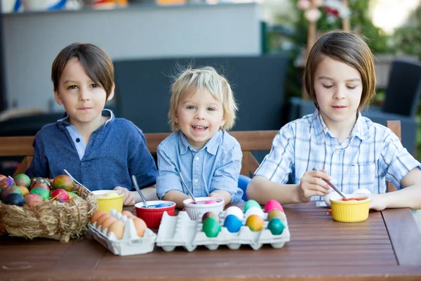 Söta Barn Bröder Färg Och Patchering Ägg För Påsk Trädgården — Stockfoto