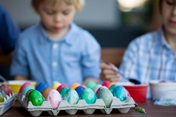 Crianças Doces Irmãos Colorir Pintar Ovos Para Páscoa Jardim Livre — Fotografia de Stock