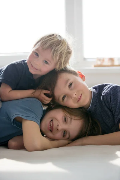 Трое Прекрасных Детей Мальчики Братья Семейным Портретом Обнимающиеся Лежащие Постели — стоковое фото
