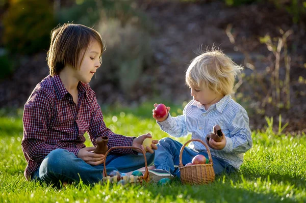 Lindos Niños Comiendo Conejos Chocolate Luchando Con Huevos Pascua Después —  Fotos de Stock